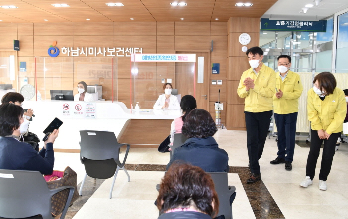 김상호 하남시장, 11일 미사보건센터에서 이뤄진 첫 접종 참관 (포토기사)