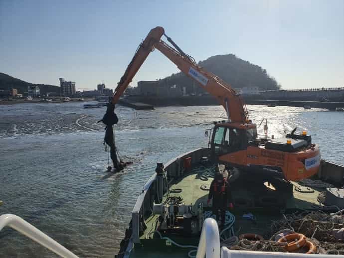 경기청정호, 항로 내 암초 제거로 선박 안전운항 지원