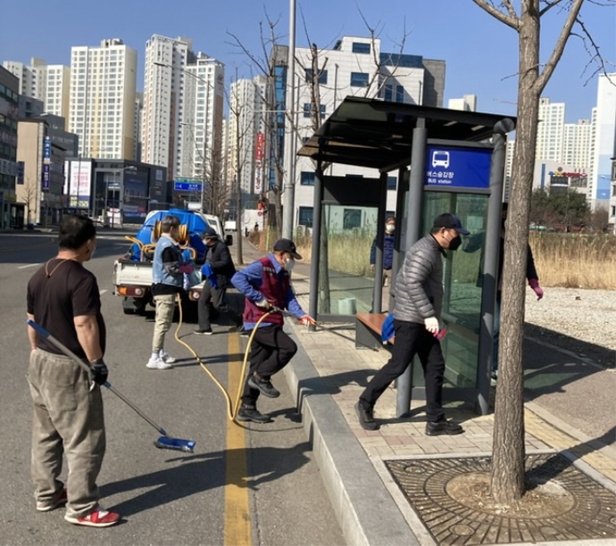 동삭동, ‘새봄맞이 버스승강장 환경정비’ 실시