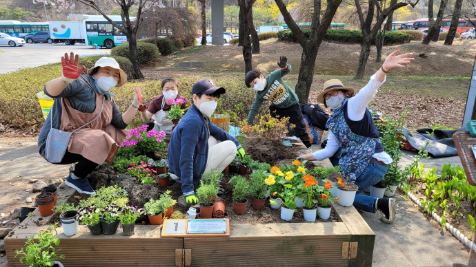 성남시청사 주변 14개소 한 뼘 정원…이번엔 “여름꽃 향연”