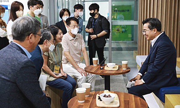 김동연 지사, 직원들과 함께 공정무역 커피 나눔행사 참여