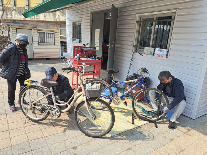 “고장 난 자전거 고쳐요” 성남시 이동·고정식 정비소 운영