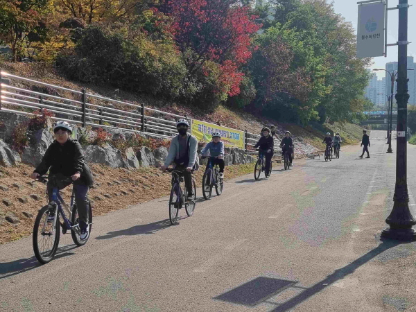 성남시청소년재단, 자전거 타며 탄소중립 실천하는 청소년들
