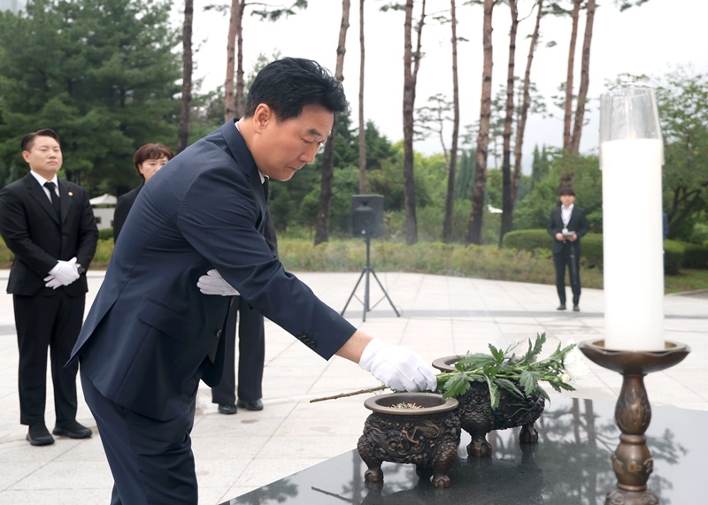 제10대 전반기 성남시의회 의장단 현충탑 참배,  시민을 위…